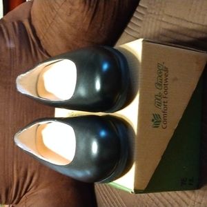 Mt. Emey Women's Add'l Depth Black Leather Comfort Shoes.  Size 12 7E